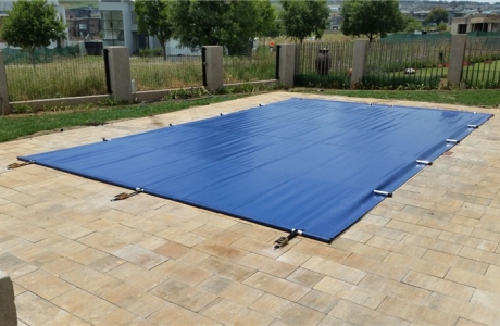 What are the precautions when customizing a safe pool cover?